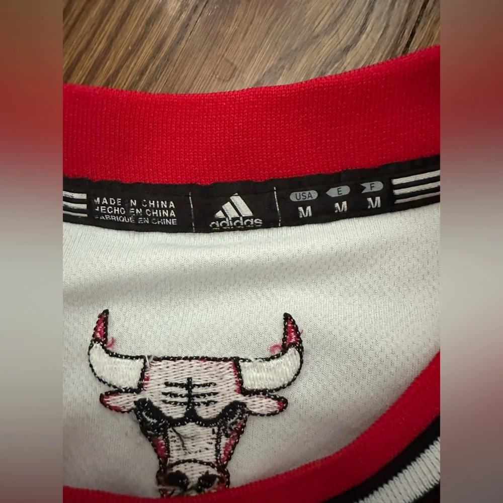 Women Chicago Bulls Jersey - Picture 3 of 3
